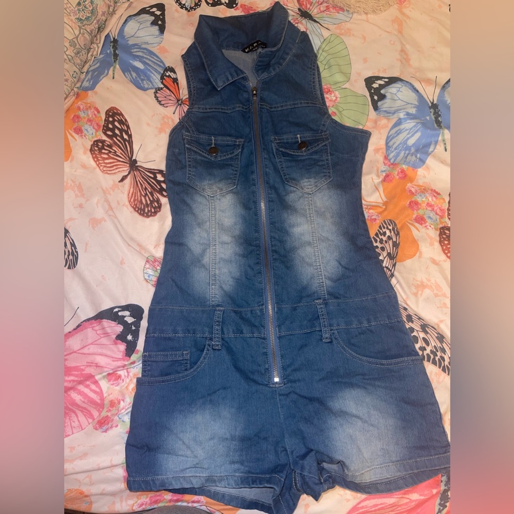 Womens jumpsuit denim blue color size 5/6 no tag but never been use